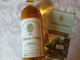 une bouteille de vin à côté d'un carton de vin