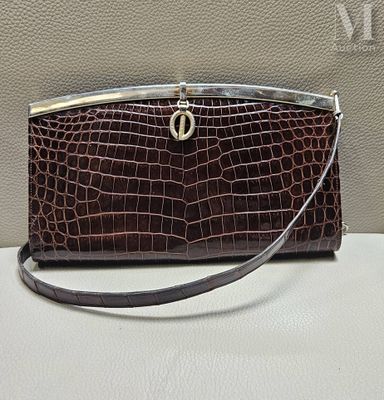 sac à main en cuir d'alligator marron avec poignée et bandoulière en métal argenté