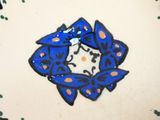 une assiette bleue et blanche ornée d'un nœud bleu