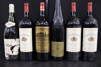 Plusieurs bouteilles de vin sont alignées sur une surface noire