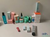 de nombreux types de produits de soins de la peau sur une table