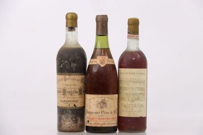 trois bouteilles de vin posées les unes à côté des autres sur une surface blanche