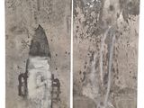 deux peintures représentant un homme et une femme sur un mur en béton