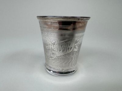 une coupe en argent posée sur une table
