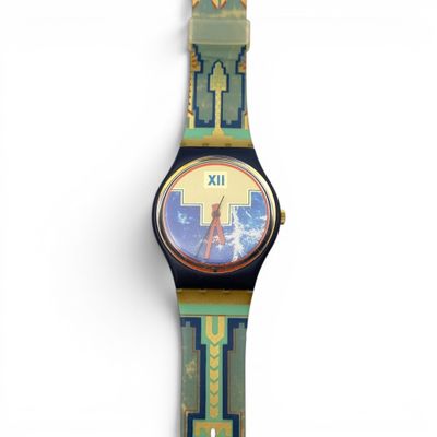 un gros plan d'une montre sur une surface blanche avec un fond blanc