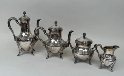trois théières en métal argenté et un pichet sur fond blanc