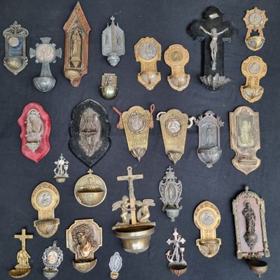 de nombreux objets religieux posés sur une table