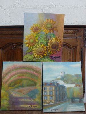 tableau représentant des tournesols posés sur une table, à côté d'un tableau représentant une maison
