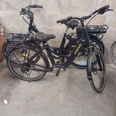 deux vélos garés l'un à côté de l'autre sur un parking