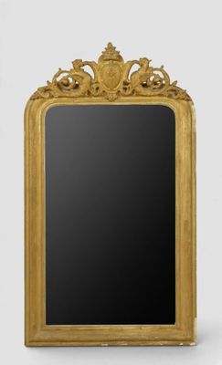 un miroir au cadre doré ouvragé sur fond noir