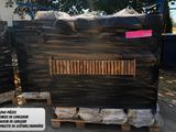 deux cartons de bouchons de vin sur une palette