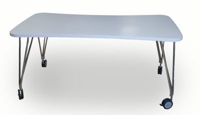 La table est blanche et ses pieds sont équipés de roulettes.