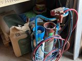 une photo d'un garage où l'on voit de nombreux outils