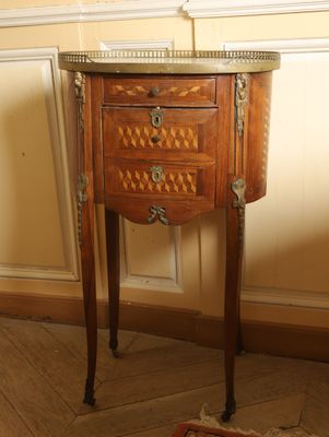 une petite table en bois sur laquelle se trouve un miroir