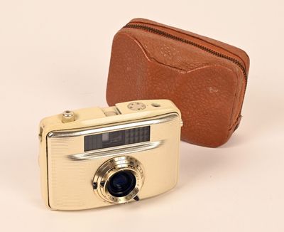 un petit appareil photo beige et un petit étui beige