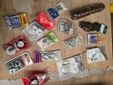 de nombreux objets posés sur une table en bois