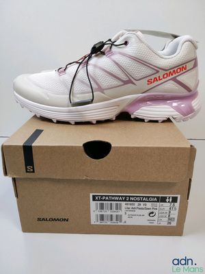 gros plan sur une paire de chaussures posée sur une boîte