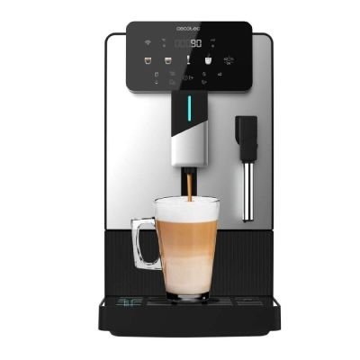 une machine à café sur laquelle est posée une tasse de café