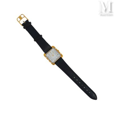 gros plan d'une montre sur fond blanc avec un bracelet noir