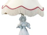 une image représentant une lampe avec un abat-jour blanc et une figurine de femme posée dessus