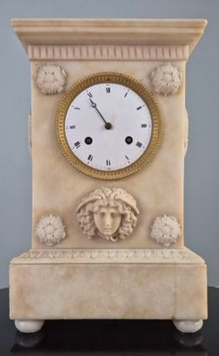 Pendule borne en albâtre à décor sculpté de rosaces et d'un …