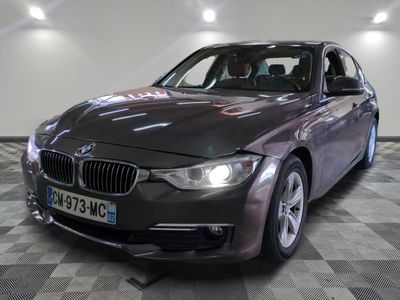une photo d'une BMW de couleur foncée dans un showroom