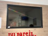 une photo d'un téléviseur accroché au mur