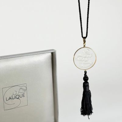 LALIQUE collier avec pendentif dragon gravé Lalique sur la b…