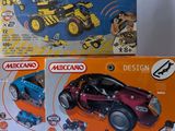 trois boîtes de legos de couleurs et de motifs différents sur une surface blanche