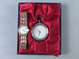 une montre en argent et une montre en or dans un coffret rouge