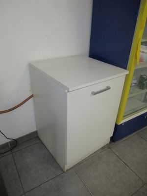 Petit MEUBLE stratifié blanc Sans marque ni références appar…
