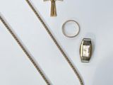 un assortiment de bijoux en or, comprenant une croix, une bague et un collier
