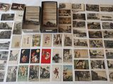 beaucoup de vieilles cartes postales sur la table