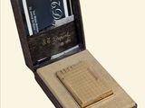 une boîte en bois avec un porte-cartes et une carte de visite