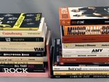 plusieurs livres sont empilés sur une table