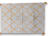 un tapis orange et blanc orné d'un motif en losanges