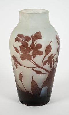 GALLE - Vase balustre en verre multicouche, décor dégagé à l…