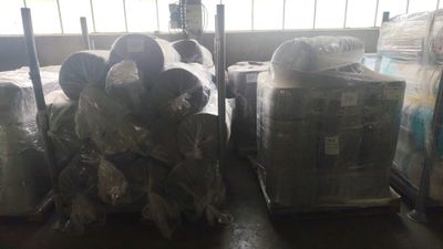 de nombreux sacs de bagages posés sur le sol les uns à côté des autres