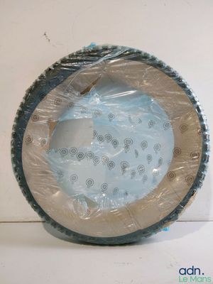 une assiette en plastique percée d'un trou au milieu
