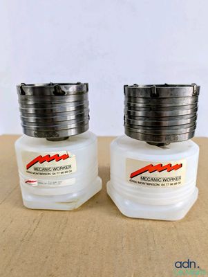 deux récipients en plastique posés sur une table