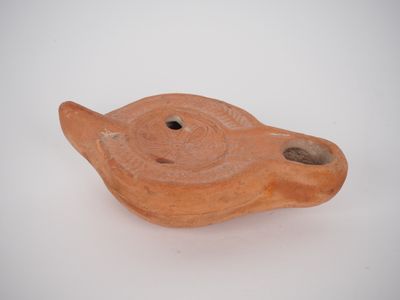 Lampe romaine au médaillon orné d’une rosette. III-IVe s. ap… - Photo 1