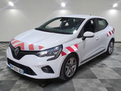 une voiture blanche avec des bandes rouges et blanches garée dans un garage