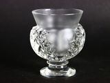un vase en verre transparent orné d'un motif floral