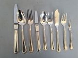 tout un service d'argenterie sur une table, avec un couteau, une fourchette et une cuillère