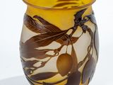 un vase en verre orné d'un motif représentant une libellule