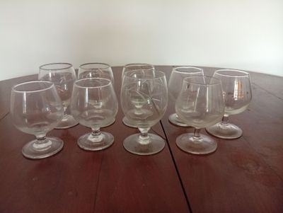 Partie de service à cognac comprenant neufs verres dépareill…