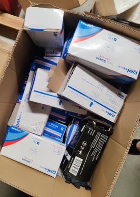 une boîte en carton remplie de différents types d'appareils électroniques