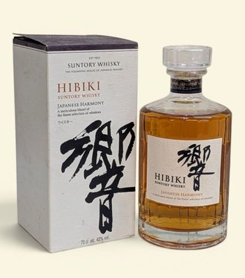une photo d'une bouteille de whisky japonais Hibiki à côté d'une boîte