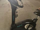 un vélo d'appartement dans un garage, équipé d'une selle