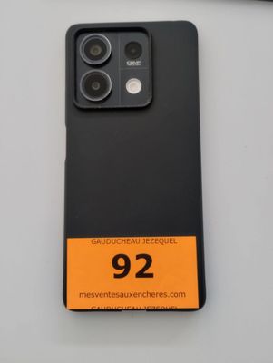un gros plan d'un téléphone sur lequel figure une étiquette de prix